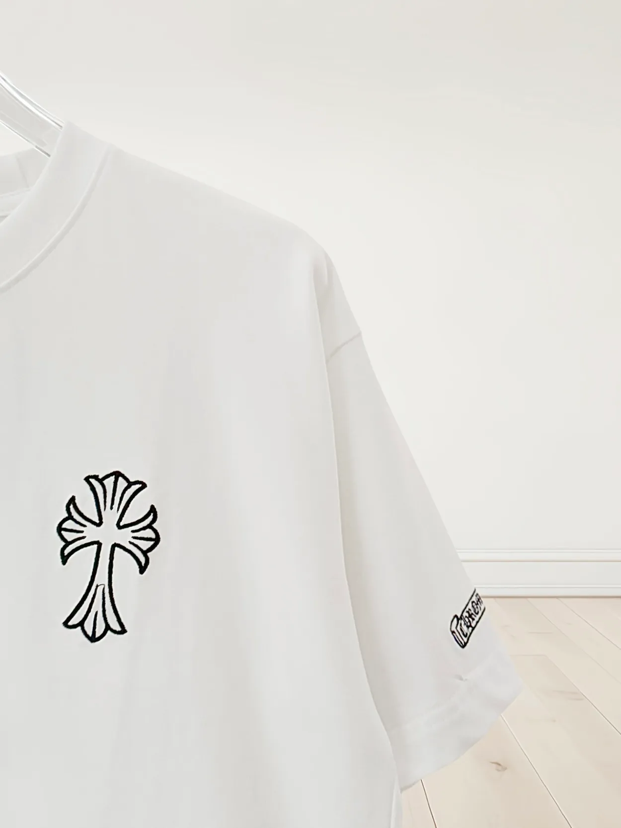 🅿️190 [High quality] Chrome hearts Chrome hearts 2025 new first release latest short-sleeved round neck T-shirt, high-end customization, avant-garde and fashionable design! The brand logo is applied to the front and back cuffs using 100,000 needle embroidery techniques. High-end customized 280g fabric. Soft to the touch. Comfortable to wear. Exquisite stitching. Fine workmanship. The upper body effect is incomparably handsome! Same style for men and women, color: white, black size: S to xL